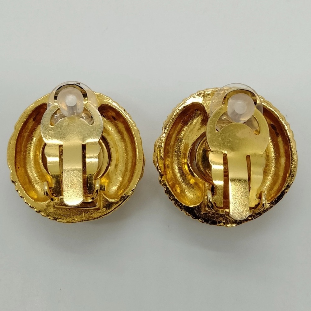 Chanel Faux Pearl clip on vintage earrings - Picture 4 of 9